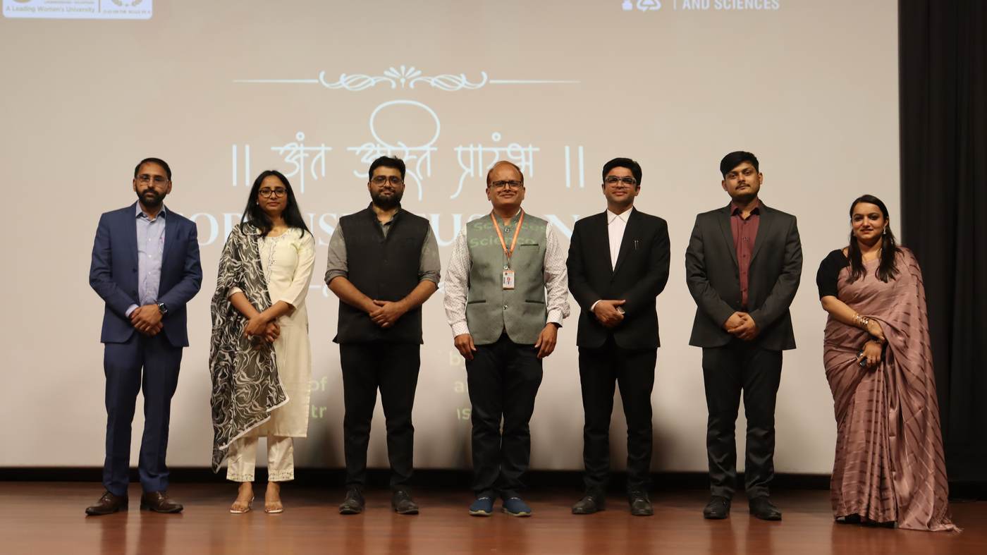 Guests, faculty and organizing team on stage